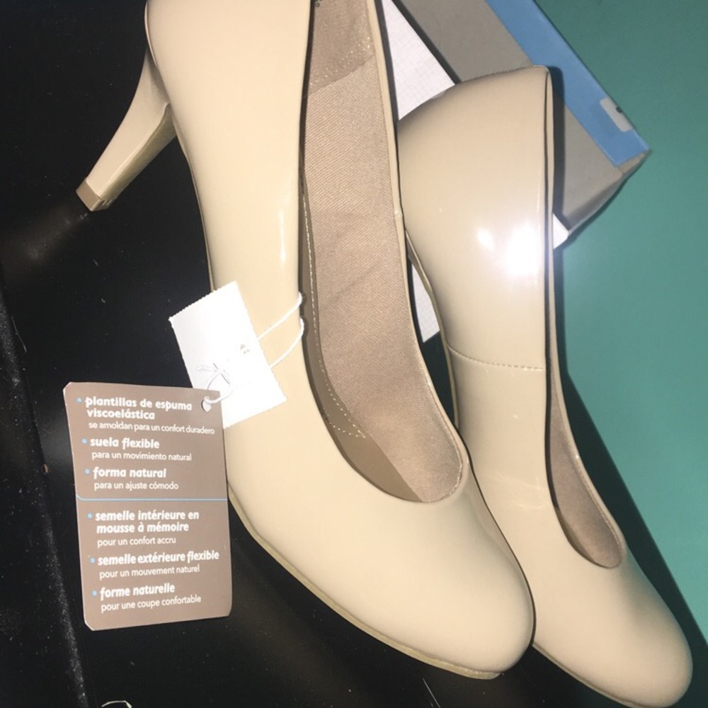 New with tags nude heels